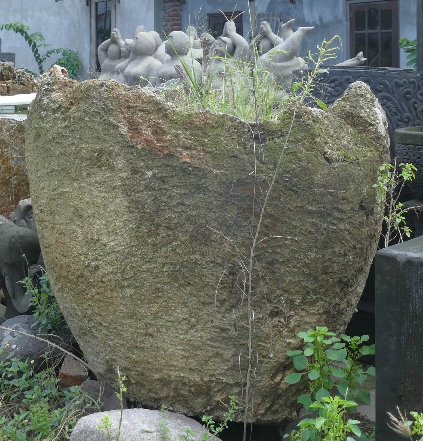  Product image 5 of the product “The Iceland Pot is made of limestone, it comes from coast of Indonesia. It is about 140cm height and 51cm depth. ”